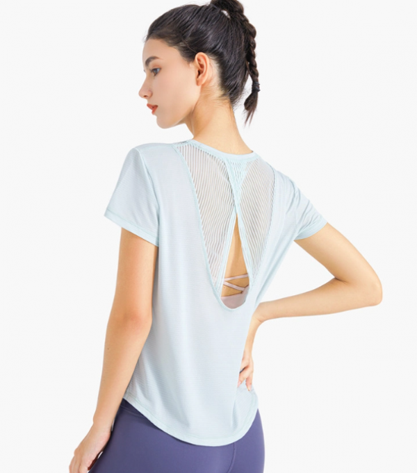 Kaos dengan desain mesh di bagian belakang